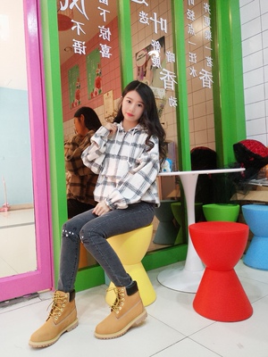 靴子收到了，很好看呢～是我想要的款式不错而且不会往下掉～很修饰腿型的，还显瘦呢。然后尺码也是标准的，今天穿起来走路一点不累脚，整体效果很满意哒～好好看啦，一直想买一款这种鞋～这个款式也是很流行的，一眼看中收到以后质量也不错的，比较精致，上脚很舒服走路一点不累呢～比较百搭哦，感觉实物比图片还好看，满意哈哈，比心～