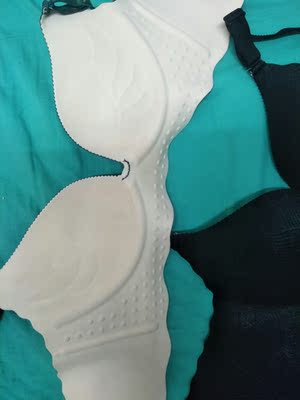 胸罩收到，试了一下，很舒服。做工也很精细，走线也很平整，一看就是大厂家生产的。总之在她家购物很温馨，当然是很满意咯！美翻啦，做工精细，面料舒服舒适，质量确实不错，款式又好看，很划算