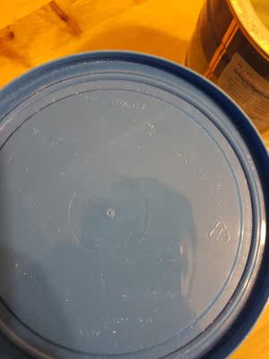 奶粉质地: 比澳洲买回来的奶粉粗 消化: 排便目前正常,但是屎从金黄变成了绿色 有效期: 有效期正常 总结: 不推荐买这个,我问过官方微博说天猫直营是他们的正品供货渠道,但是同样的东西包装有细微区别,我认,不同批次包装不同。奶粉香味也不一样,粗细也不一样,味道喝着差不多,但是溶解度就差很多气泡也多很多。我觉得就是奶粉粗细问题。同样的生产线为什么可以生产出来粗细不一样的奶粉,颜色不同味道不同你都可以说牛吃的不一样,那么粗细不可能不一样。我怀疑就是真假参着卖。 奶粉质地: 比澳洲买回来的奶粉粗 消化: 排便目前正常,但是屎从金黄变成了绿色 有效期: 有效期正常 总结: 不推荐买这个,我问过官方微博说天猫直营是他们的正品供货渠道,但是同样的东西包装有细微区别,我认,不同批次包装不同。奶粉香味也不一样,粗细也不一样,味道喝着差不多,但是溶解度就差很多气泡也多很多。我觉得就是奶粉粗细问题。同样的生产线为什么可以生产出来粗细不一样的奶粉,颜色不同味道不同你都可以说牛吃的不一样,那么粗细不可能不一样。我怀疑就是真假参着卖。