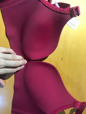 之前同学给了我一件他们家的 穿了就马上要链接了！！这次新势力周买的 划算的不行 聚拢效果是买的8件里最好的手举起来不跑的 不空杯  以前在天猫淘宝上买东西，都是系统自动好评，花了有好多好多钱，后来才知道淘宝评论得积分可以涨淘气值时，才知道评论的重要性，所以以后无论买什么东西，我都先把这段话复制粘贴下来，然后再写宝贝评论，没错，评论80个字以上就可以获得50个积分。