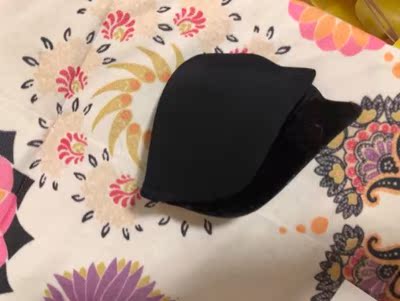 文胸很舒服的，面料很像瑜伽服的牛奶丝，一点也不勒。内衬黑色更高档，有锁边，手感好像也更好，更柔软弹性更佳。感觉外层面料很速干，夏天在家穿，很舒适。细节也很注重，倒梯形能很好的贴合身体，后面很宽，比细的文胸更隐形，并更有承托性，而且在一些易开线的部位都有加固。很满意。