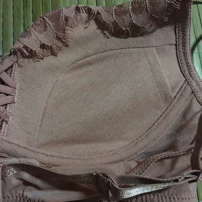 款式设计很好看,但对比这个价钱来说我觉得质量首先是很一般的。第一:内衣带子的后调设计不是很好,肩带也是比较松。第二:内衣里衬质量看图三原机无滤镜的。布料一般还能隐约看得到那种毛球一般。第三:内衣的定型调整不是很好。最满意也就是内衣的款式和颜色。所以综合来说中评。它家店铺里还有另几款内衣我看里衬是光滑那种是不错的。认真评价希望帮到你们的选择 款式设计很好看,但对比这个价钱来说我觉得质量首先是很一般的。第一:内衣带子的后调设计不是很好,肩带也是比较松。第二:内衣里衬质量看图三原机无滤镜的。布料一般还能隐约看得到那种毛球一般。第三:内衣的定型调整不是很好。最满意也就是内衣的款式和颜色。所以综合来说中评。它家店铺里还有另几款内衣我看里衬是光滑那种是不错的。认真评价希望帮到你们的选择