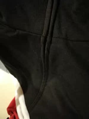 衣服的款式很好看，挺百搭的，很喜欢，上身效果不错，显瘦，面料很好，穿着还挺舒服的，这个价格买到很划算，物美价廉，物流很快