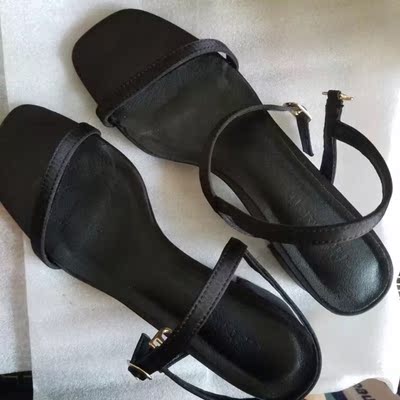 鞋子不错，赶着出去旅游穿的，发了顺丰，很快收到，上脚蛮舒服的，希望耐穿！