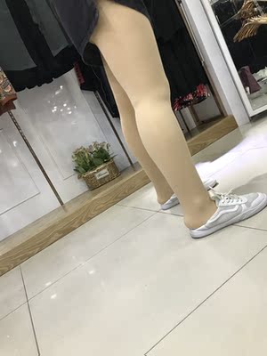 收到货啦,迫不及待试一下,很好的丝袜哦,穿着很贴身很显瘦,不会抽丝,天冷就可以穿啦 收到货啦,迫不及待试一下,很好的丝袜哦,穿着很贴身很显瘦,不会抽丝,天冷就可以穿啦