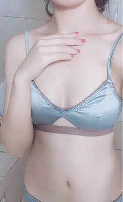 这款首先颜色很特别，款式赞赞赞，收到以后并没觉得有多好，不过穿上以后完全被它吸引了，虽然不显胸，很舒服，可以拿来直接睡觉的时候穿了，这样一套真的很法式小女人。