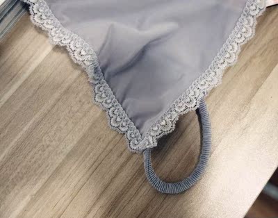 灰色的这个灰色,必须重点说一下。首先颜色特别高大上,低调冷淡风的灰。两边那个吊带,仔细琢磨还是很有意思的,不是平平的那种吊带,是一圈一圈有褶子螺旋的那种的,就很特别感觉。还有蕾丝边很美,最重要是穿的太舒服了,无痕的清凉爽快的感觉。特别适合夏天穿,然后天冷了可以买黑色的,黑色更加性感一些。总之美爆了,便宜好穿!!男朋友也很喜欢,不缩水不掉色的,姐们们可以放心买。。感觉我拍照还不错哈哈哈,至少拍的挺清楚的,老板你要不要给我优惠点再:) 灰色的这个灰色,必须重点说一下。首先颜色特别高大上,低调冷淡风的灰。两边那个吊带,仔细琢磨还是很有意思的,不是平平的那种吊带,是一圈一圈有褶子螺旋的那种的,就很特别感觉。还有蕾丝边很美,最重要是穿的太舒服了,无痕的清凉爽快的感觉。特别适合夏天穿,然后天冷了可以买黑色的,黑色更加性感一些。总之美爆了,便宜好穿!!男朋友也很喜欢,不缩水不掉色的,姐们们可以放心买。。感觉我拍照还不错哈哈哈,至少拍的挺清楚的,老板你要不要给我优惠点再:)