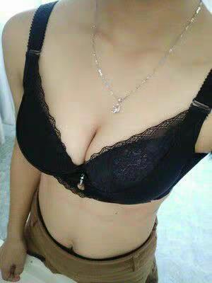 内衣质还不错、挺满意的。比实体店好穿一些。没有味道 不掉色。。穿两次感觉很好，又很便宜。东西一样的为啥要去实体店呢、网购还能省钱。无钢圈穿在身上很舒服，感觉不到束缚感，很舒适透气，质量没得说，！颜色呢我也很喜欢，很好的卖家.有需要还会继续光顾的，很赞 喜欢 推荐购买