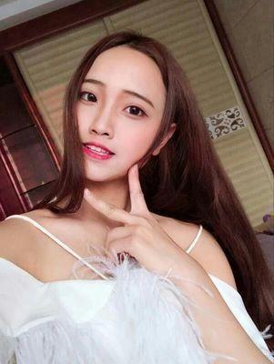 粘性很好！给其他要买的美女一个建议，就是穿戴的时候把胸贴往两边多弄下聚拢效果会更加好哦，穿好了真的非常非常聚拢。然后穿戴之前要保持胸部干燥，这样的话粘性更好！已经不是第一次买了，一直用着好，没有刺激性味道，柔软舒适。四季都可以用，而且不变形。粘性好 聚拢效果也不错 朋友看了都说好 都跟我要链接呢 非常满意的一次购物  下次还回光顾的。非常好的一款内衣。粘性很不错！真的