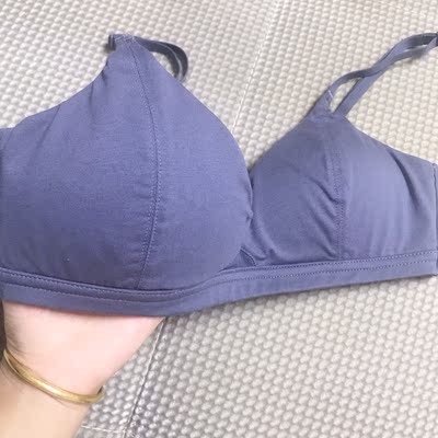 内衣穿上挺舒服的，料子是棉料的，跟描述的一样，软软的布料舒适又透气 ，内衣是无钢托的穿着不会勒，喜欢喜欢！