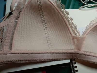 杯型很好看，下边有点勒