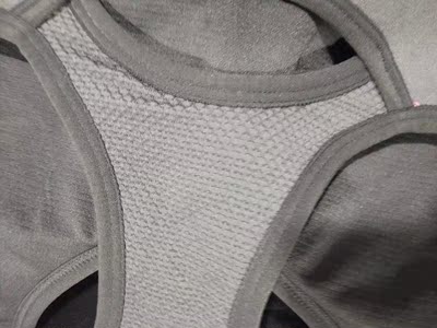 内衣面料很好，没有异味，摸着很舒服，有弹性，做工很好很精致，没有色差，款式漂亮，简单优雅大方时尚，尺码标准，穿上特别舒适，都感觉自己没有在穿内衣了透气性好，而且没有束缚的感觉、一次买了两个，很喜欢，推荐给朋友了，这件内衣真的很适合运动穿，真的很舒适，而且价格也很实惠，真心喜欢，超满意的一次购物，给一个大大的好评。