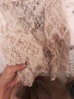 衣服很漂亮。无色差。穿起来感觉很温柔。蕾丝的花边也很好看。百搭型衣服，很复古。