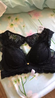 薄垫无钢圈，穿着舒服，而且蕾丝比较适合夏天穿。客服人员态度很好，耐心解释，黑色和白色都买了的，值得买。