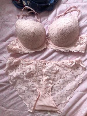 试穿了下,很合适,聚拢效果好,款式好看,内裤蕾丝质量特别好,手感舒服。 试穿了下,很合适,聚拢效果好,款式好看,内裤蕾丝质量特别好,手感舒服。