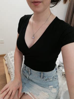 我非常喜欢这件衣服～之前已经买过黑色的，但是不小心把它弄丢了，舍不得 我就重新买了三种颜色。希望他们家能提供其他的颜色，比如酒红色，紫色。形状很适合我的身材，我个子比较矮，衣服显瘦，显胸大，的确是暴露比较多，但是一点不low~ 又很性感又很优雅。