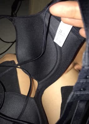 杯罩有点小厚,不过穿着还是不错的发货挺快的上次买的穿的挺舒服的所以回购 杯罩有点小厚,不过穿着还是不错的发货挺快的上次买的穿的挺舒服的所以回购