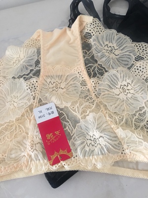 和图片完全一致，第一次在网上买内裤，因为臀部大，怕买小了，快递刚到家就迫不及待试穿了一下，穿着太舒服了，买了三个，黑色的挺宽松的，蓝色和粉色正好，以后内裤就定他们家了，店家看到我这么用心的评价下次一定要打折哦