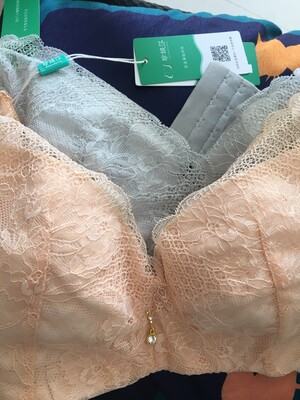 包装很严实，包裹上面没有出现内衣的字眼，保护了买家隐私，再说内衣，质量很好，弹性好，穿着很舒服，卖家很贴心，送了延长扣备用，质量也不错，谢谢卖家，我在网上上买过几次内衣。这次最满意的一次了，做工精致，包装很严密，喜欢，下次还会继续光临珍缇莎的。做工精致，包装很严密。