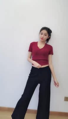 衣服颜色款式和图片上的一样，料子不错，搭配衣服显得身材苗条，很喜欢。