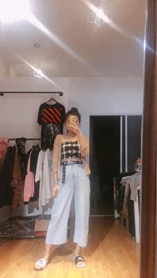 可以说是敲好看了吧 真滴物美价廉  跟之前买滴64滴质量一模一样 美滋滋 又淘到了好东西  单穿 搭配开衫都炒好看 希望夏天晚点走 我还想多穿几次嘻嘻