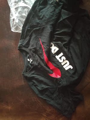 衣服收到是别人穿过的，而且包装里面直接是挼成一团，衣服有很重的有汗味，真的很恶心。