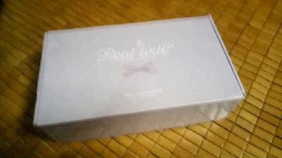 超级超级粉嫩的颜色，收到之后心情都要变好了。物流也好快，昨天发的货今天早上就到了。摸起来手感很好，软软的，绵绵的。粉色加上蕾丝简直少女心无敌啦。不过有点厚，想想广东的天气，我大概要等到十一月才有机会穿上它吧。