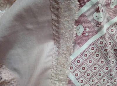 质量很好~ 面料很软  裆部还有一层棉 穿着很舒服~ 弹性很好 透气性也不错~ 随便拍了张照片 可凑合参考一下  不像那种特别差的东西 感觉很高大上   都是精美独立袋包装的~ 非常都干净卫生 做工也不错 性价比很高哦~