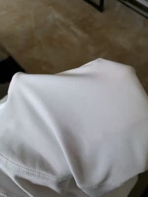 裤子颜色与质量还可以，有点薄，适合这种天气穿，个人喜欢。