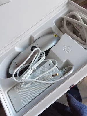 到手包装还是很精致的，附送一瓶凝胶和一瓶修复，打开后机器比较小巧，一手掌控，需插上电运行，不是电池的。脱毛窗口偏小，这个买前看评论就有心理准备了，只要有效果，麻烦也是值得的，脱毛时遇到黑粗的那就比较痛了，其它的就是热感，才用两次，期待效果吧！
