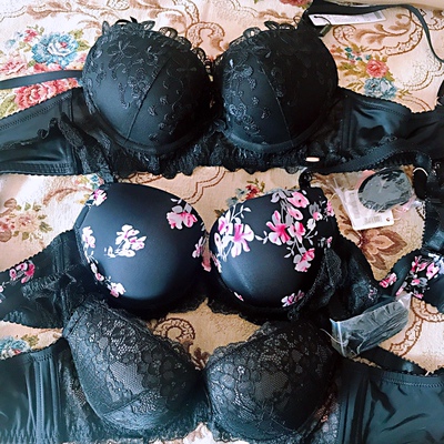 一直买她家的内衣，适合小胸聚拢，主要也好看，我是黑色控，感觉还是贵点的舒适好看，去年买了两套有点买小了，这三套大小合适