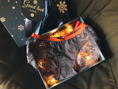 上新预览第一眼看中的款式和颜色～好货不怕晚，预售等的值，搭配一套很美，浅墨蓝色和焦糖色撞再加蕾丝元素色很特别～ 颜值：★★★★★ 做工：★★★★★ 舒适度：★★★★★ 不空杯：★★★★★ 收副乳 聚拢效果：三角杯不做参考