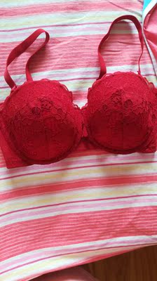 收到货了，哎，胸大的烦恼&hellip;&hellip;打开就非常失望，不聚拢型罩杯看起来实在是太大了😩😩😩，这种蕾丝内衣就应该看起来小巧玲珑才好看😩，我的错😩😩。不过卖家的东西还是不错的，物流速度也是超快，虽然美中不足，但是穿起来还是很好看的，就是胸大有些不聚拢，但是半杯穿起来真的很好看(｡･&omega;･｡)ﾉ♡，这个颜色也是棒棒哒，纯手打，五星好评！