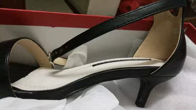 这个价位总体是不错的,而且加上高度是我能接受的,穿上也不会隔脚什么的,可以穿 这个价位总体是不错的,而且加上高度是我能接受的,穿上也不会隔脚什么的,可以穿