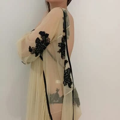 面料手感很光滑，质量很好，另外整体非常性感，老公都说我穿这个非常的撩，对了，别看这件睡衣是连体的，但是裆部有暗扣的哟，你们懂的