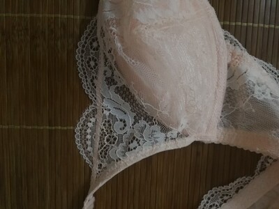 首先的话谢谢客服，我买的时候让她帮我备注过几天再发货的，备注了，也按时发货，感谢啦。然后说说杯型，是真的很小，第一次见这么小的，有点出乎意外了。很轻薄，我这种aa胸穿上，基本就等于平了，适合夏天穿吧，不过杯型实在不是很喜欢，应该不会回购这款了。