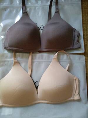 内衣质量很好,穿着很舒适,舒适型的,很透气,没有多余的线头看着就很高大上,包装也大气,简单高档,很喜欢,会回购的。 内衣质量很好,穿着很舒适,舒适型的,很透气,没有多余的线头看着就很高大上,包装也大气,简单高档,很喜欢,会回购的。