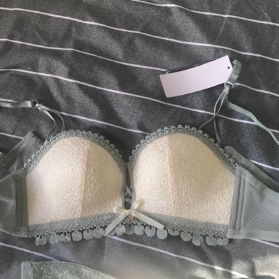 穿了效果很好，码数很准，可以大胆的买平时穿的大小，重要是穿起来很舒服啊，面料也是很舒服的，很亲肤，很柔软。而且做工精致，没有色差，就是自己想要的颜色。而且就算是下水也没有异味的。没有变形的现象。面料是很舒服，胸垫手感好不容易变形，真是特别好的一款内衣，没钢圈的果然很舒服。面料柔软贴身很舒服，做工精细，很舒适清爽，，又舒服又安全，夏天穿很合适，服务态度也很好，客服也是有问必答，解答非常有耐心，推荐的尺码也挺合适的，真是物超所值啊。