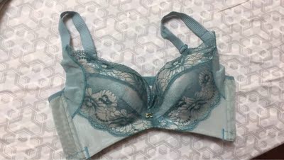 现在比较喜欢这种无钢圈的内衣 不厚但是胸很有型 有一定聚拢效果 刚买回来的时候味道比较大洗了三回这样就没味道了 还有就是延长扣必须跟客服备注才会有