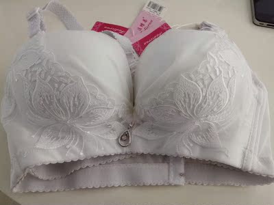 内衣尺码正，穿着正合适，特地买没有钢圈的，穿着不勒，舒服有型！谢谢店家赠送的纯棉小内内，非常好！