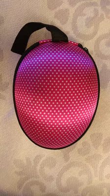 专用收纳盒很不错。还没用，与以前用的不同，配有专用肩带、配套乳贴。感觉很不错。