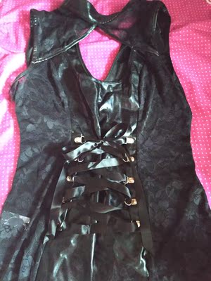 衣服很帅气，同时也挺性感，还送一个发箍，有猫耳朵，衣服后面有小尾巴，脖子后面是内衣那种排扣的，方便调节，很喜欢