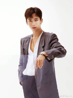 衣服收到了很喜欢哟 穿上很舒服 太帅气了满意  有两家店买的一样这个还比那家的便宜点 啦啦啦啦 穿上酷酷的