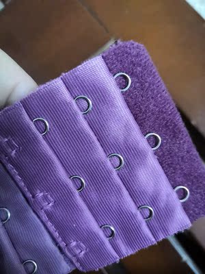 收到好几天了，是帮妈妈买的，卖家很贴心还送了加长扣，面料很好喔，没有色差，我是手机问题拍的有点色差。