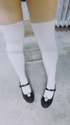 肥肠不错的!!!袜叽穿起来很舒胡，中筒的也没有很容易掉，感觉肥肠好看的啊!!!而且客服超有耐心，收到的猫咪袜子破掉了有点儿难过不过答应给我补新呢~客服敲可爱，比心~≧&omega;≦(尽管破掉了但是还是穿了一下，因为真的太可爱了) ummmm&hellip;&hellip;请忽略我的大粗腿吧&hellip;&hellip;