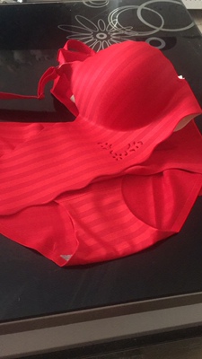 物流发货快，宝贝收到非常满意，很聚拢，是我想要的，内衣做工很细致，料子也很舒服，最主要的是价格也很便宜实，，试穿了一下，尺码标准，效果也非常好，聚拢 上托，而且肩带不会滑肩。小仙女们赶快下单哦