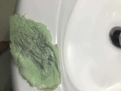 腋下脱了很干净，也没有残留，黑呼呼的根也拔出来了，真的很酸爽，之前买过其它款蜜蜡。这个一样棒，这个比较大容量，算起来比较划算，已推荐给闺蜜了