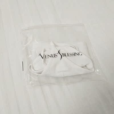 很喜欢清新简单的包装，试过很合适，并不露点。搭配自己刚刚买的露背裙子很合适。质量很不错，喜欢摸上去的感觉。是95.3%的棉和4.7%的氨纶。做工也很精细。网上其它相似的产品但是价格只有三四十元的，很明显能看出差距，还是觉得&ldquo;一分价钱一分货&rdquo;。很喜欢的一次网购。以后会成为回头客，购买更美的内衣内裤。