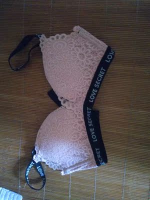 宝宝对这款内衣还是非常满意的☺️，首先我是看中了这款内衣的肩带，肩带很有个性露出来不会尴尬（这才是我的目的😅️），其次内衣胸垫那块不厚（薄款）很适合夏天穿再加上肩带的设计我觉得很OK了，当然我也是犹豫了很久才下单的（毕竟怕嘛😄），但看到实物果真没失望，嘻嘻LOVE