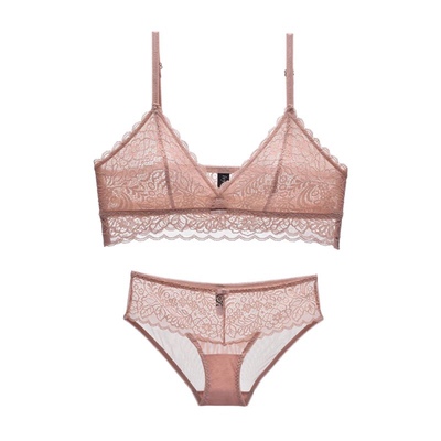 超美的内衣，穿着很好看，而且超级舒服，感觉几乎没有束缚感，超喜欢的，稍微有点点薄，穿某些衣服可能会有一点尴尬，不过一般还好，还有配套的内裤，一套超好看的，在这家买的三件都很不错，喜欢的妹子冲鸭，真的很棒，买买买～